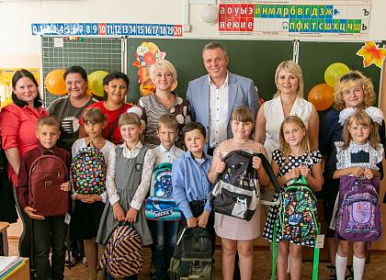Ученики 11 школ Усольского района в канун Дня знаний получили подарки от Павла Сумарокова 